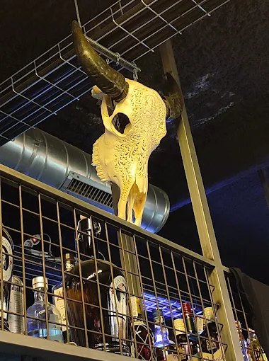 Decoración del bar con calavera de vaca