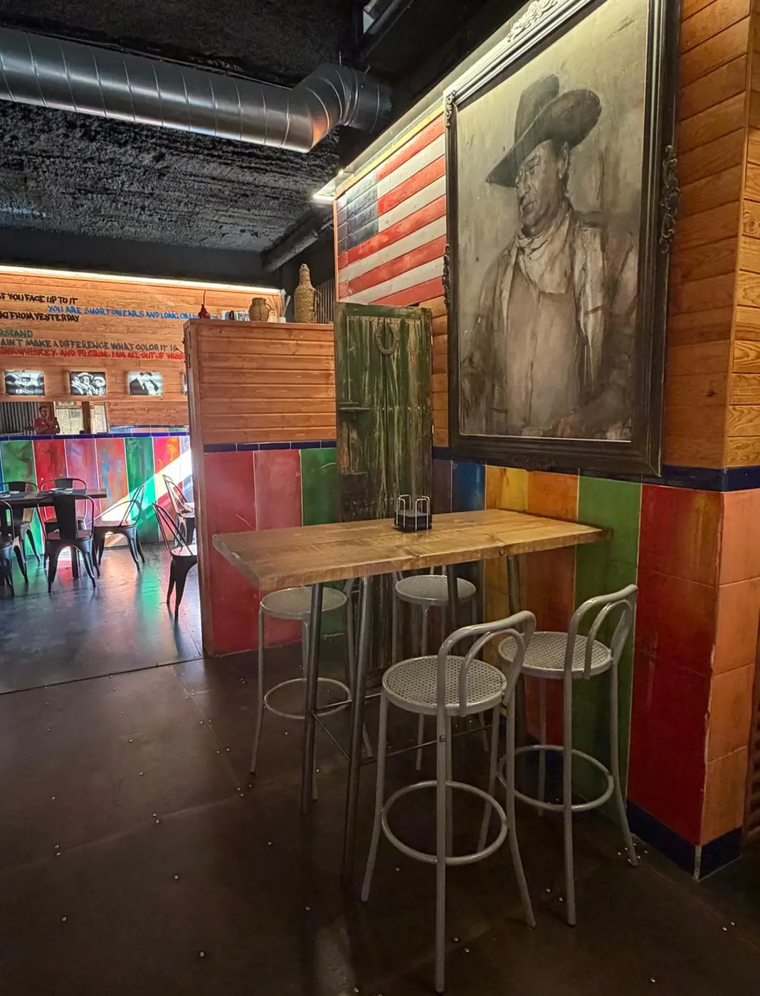 Rincón con mesas de 26 Bar Ranch