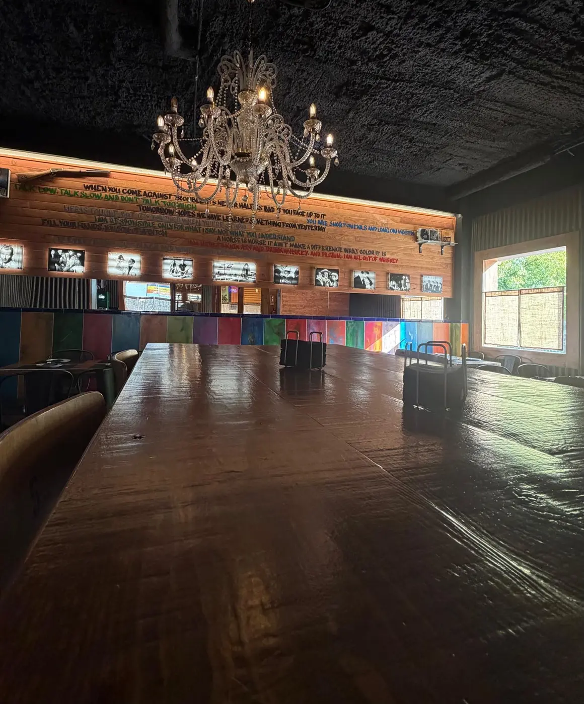 Mesa grande del salón de 26 Bar Ranch